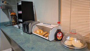 Free daily continental breakfast  - Inn of Loudon (Loudon)
