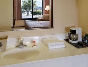 Habitación, 2 camas matrimoniales, para no fumadores | Baño | Tina con regadera, secadora de cabello, toallas 