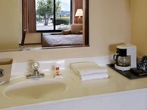 Habitación, 2 camas matrimoniales, para no fumadores | Baño | Tina con regadera, secadora de cabello, toallas