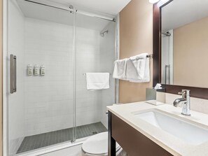 Produtos de toalete grátis, secador de cabelo, toalhas de banho 