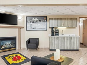 Lobby - Super 8 by Wyndham Meadow Lake (Meadow Lake)