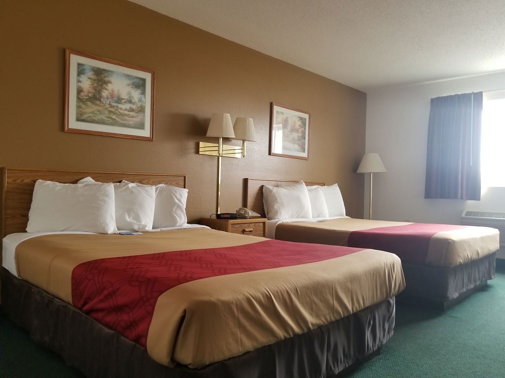 مكواة/لو ح كي وواي فاي مجانًا وملاءات أسرّة ومُنبهات