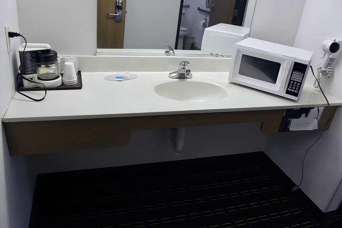 Salle de bain | Douche cascade, articles de toilette (gratuits), séchoir à cheveux