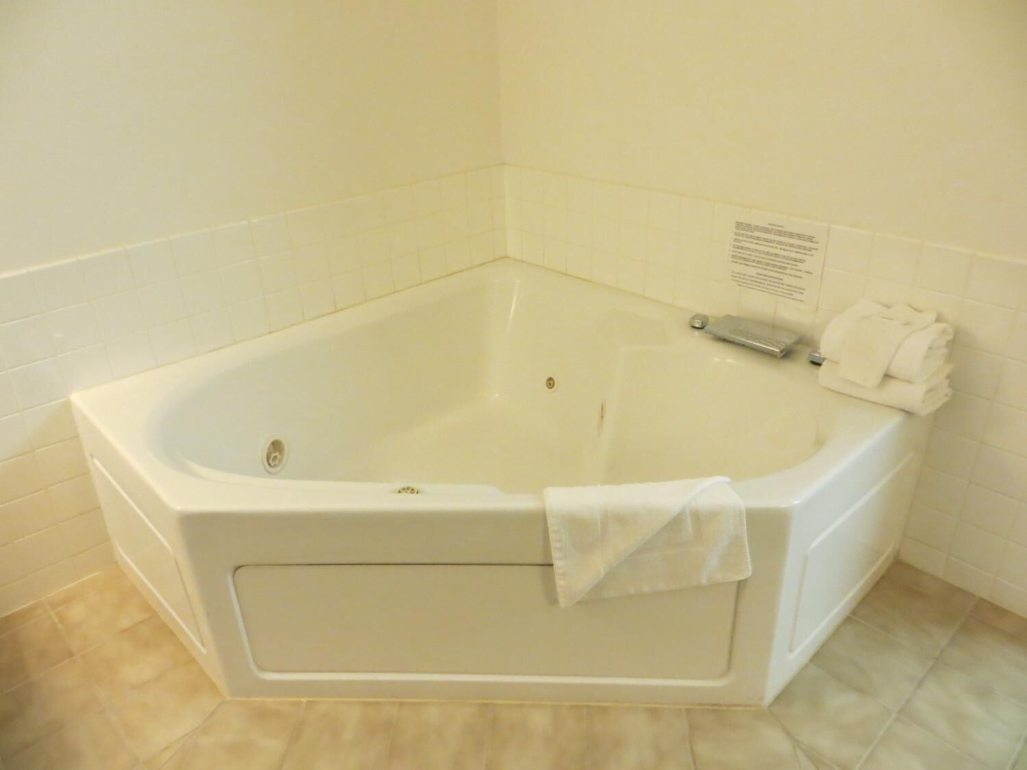 Une salle de bain d’hôtel standard, équipée d’une baignoire, de toilettes et d’un lavabo.