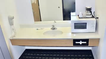 Rainfall showerhead, free toiletries, hair dryer, towels