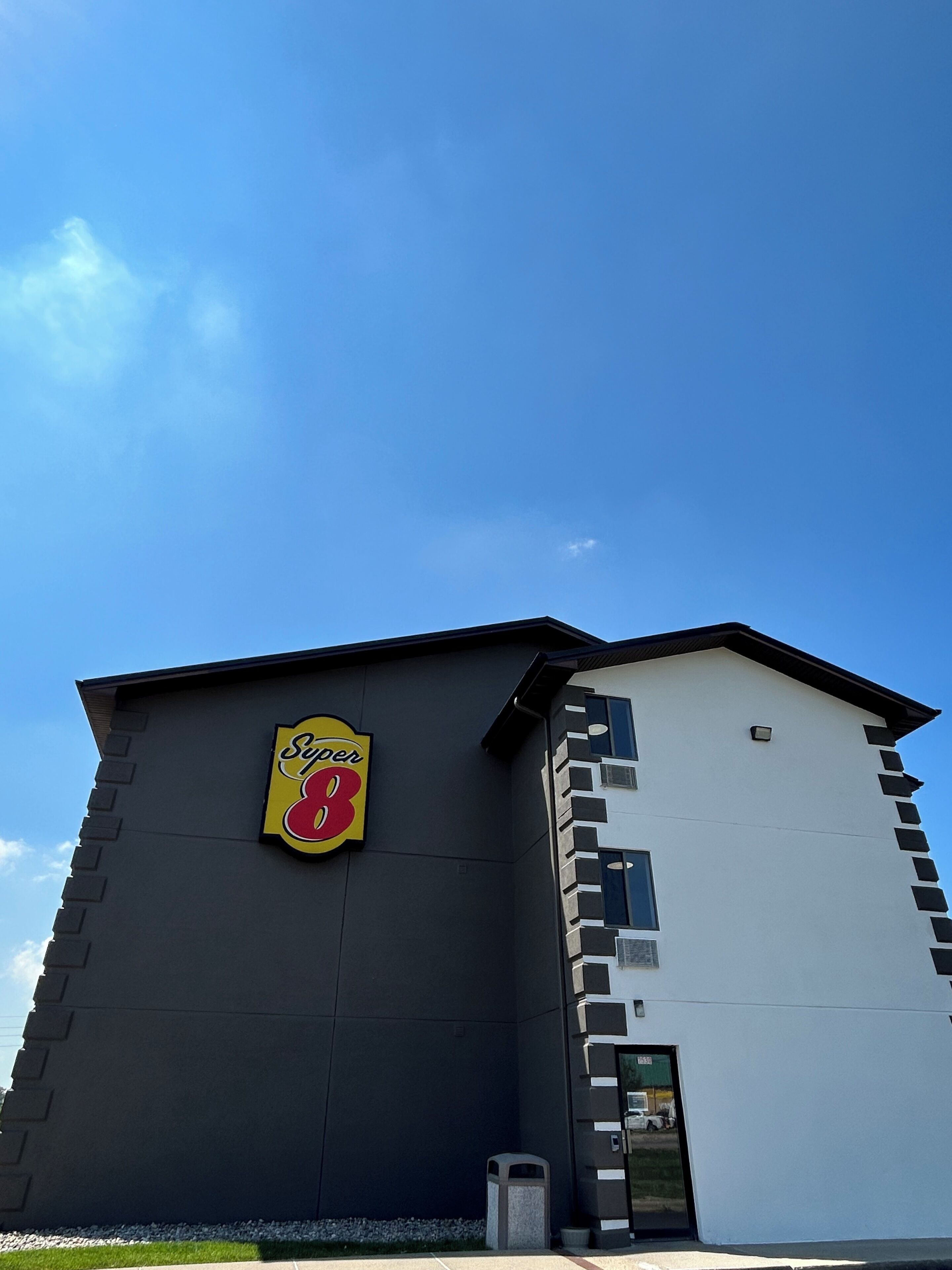 Un bâtiment sur lequel on peut lire l’inscription « Super 8 » sur le côté.