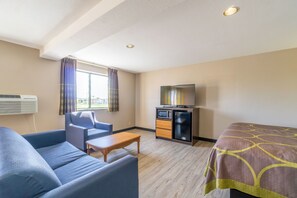 Studio Suite, 1 King Bed, Non Smoking | In-room safe, desk, soundproofing, iron/ironing board - Super 8 by Wyndham Sioux City South (Sioux City)