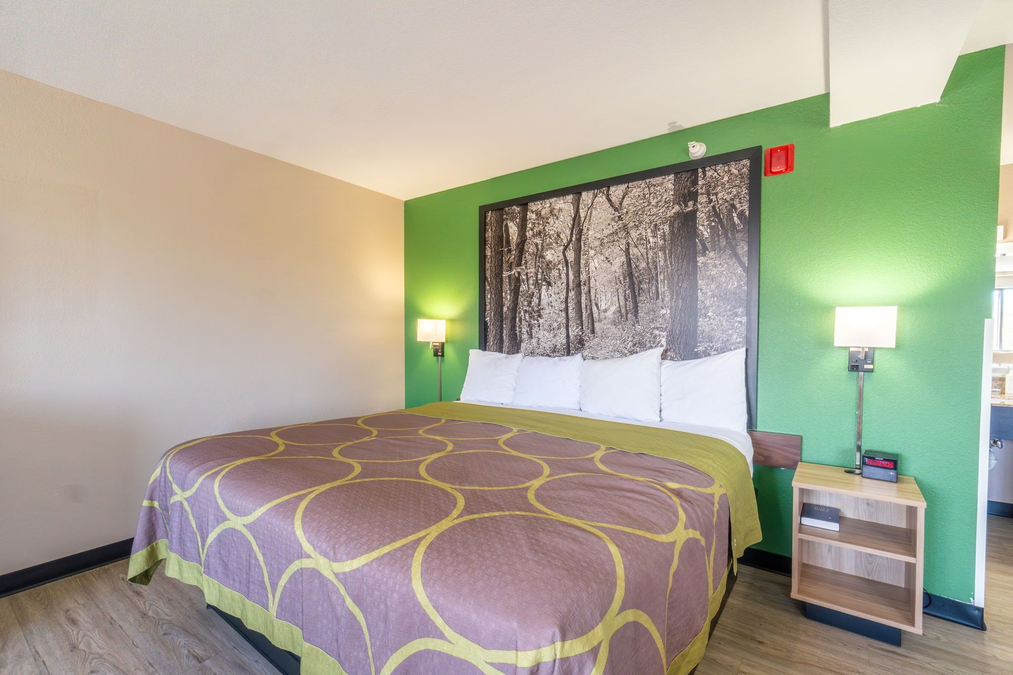 Cofres nos quartos, escrivaninha, quartos à prova de som