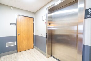 Elevator - Super 8 by Wyndham Sioux City South (Sioux City)