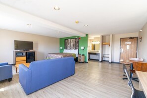 Suíte estúdio, 1 cama King, para não fumantes | Cofres nos quartos, escrivaninha, quartos à prova de som