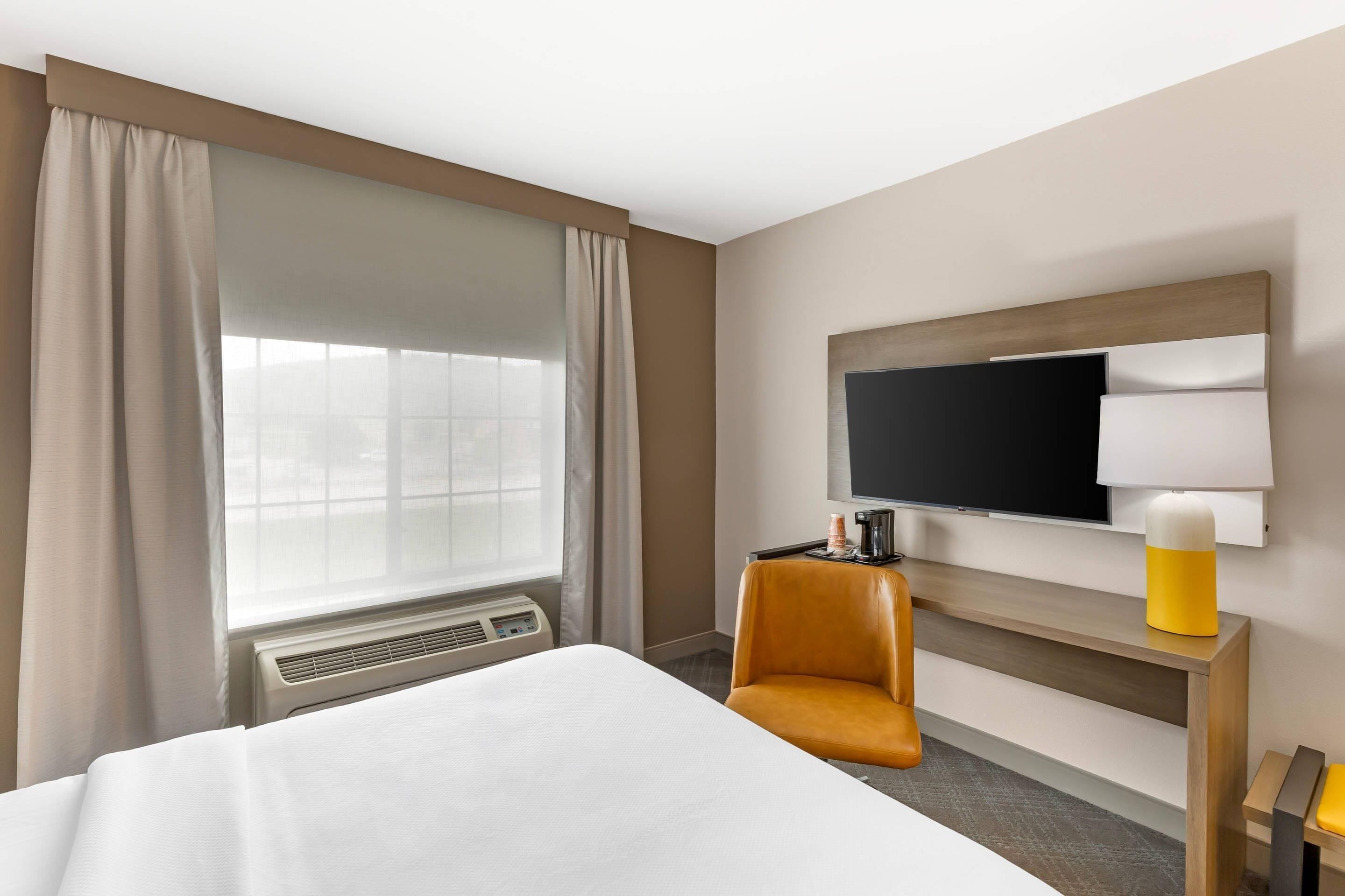 Suite, 1 Queen Bed, Non Smoking | Desk, iron/ironing board, WiFi (free), bed sheets