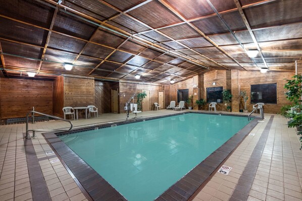 Indoor pool, pool loungers