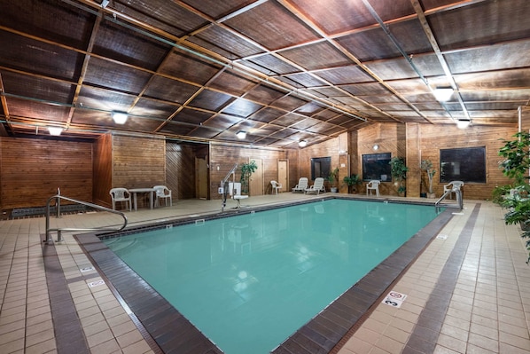 Indoor pool, sun loungers