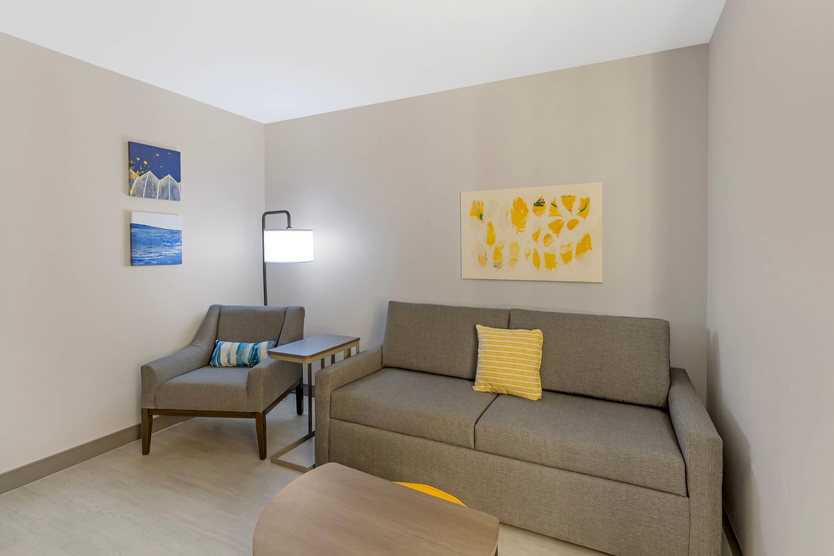 Suite, 1 grand lit, non-fumeurs | Bureau, fer et planche à repasser, Wi-Fi gratuit, draps fournis