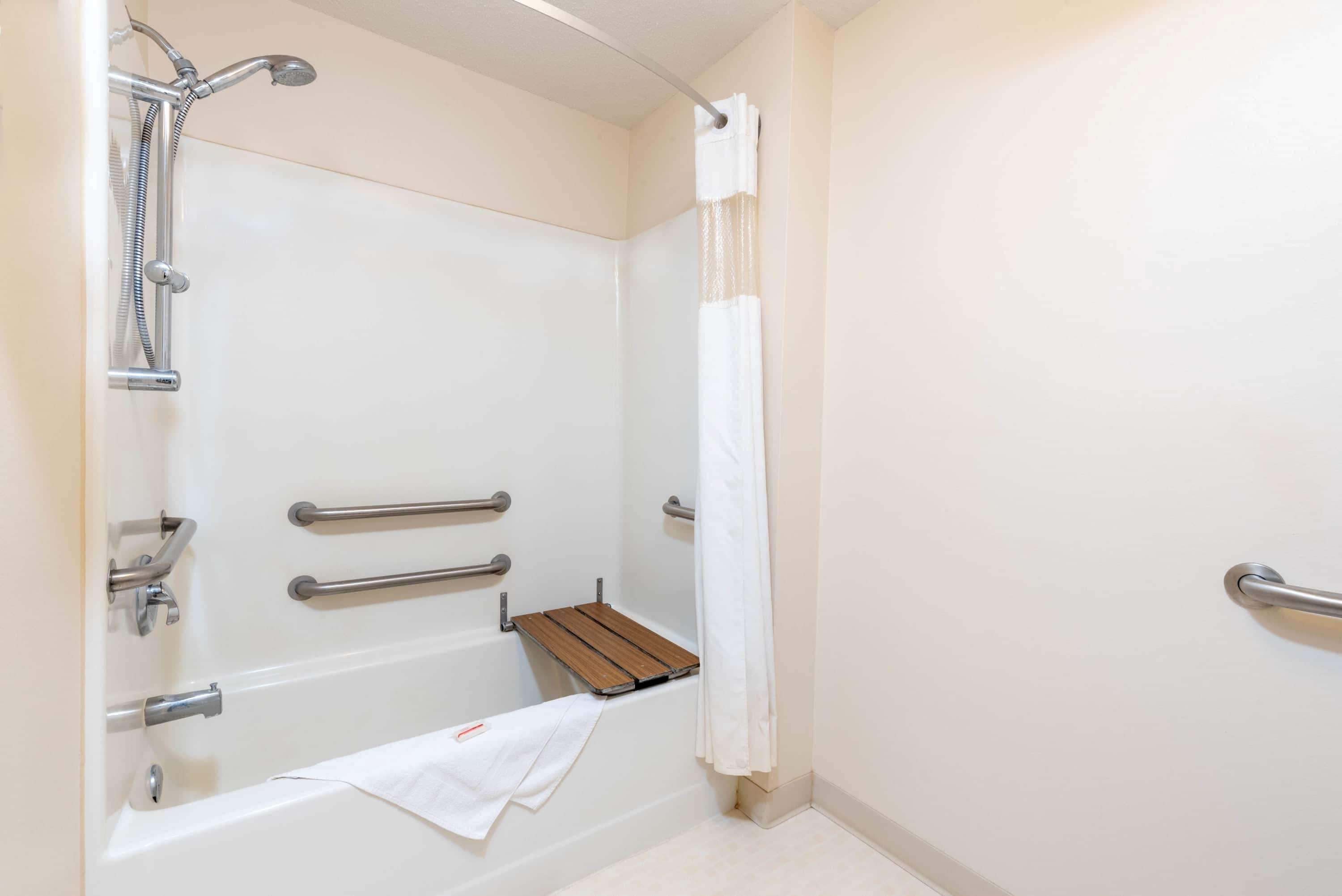 combined shower/bathtub, hair dryer, towels