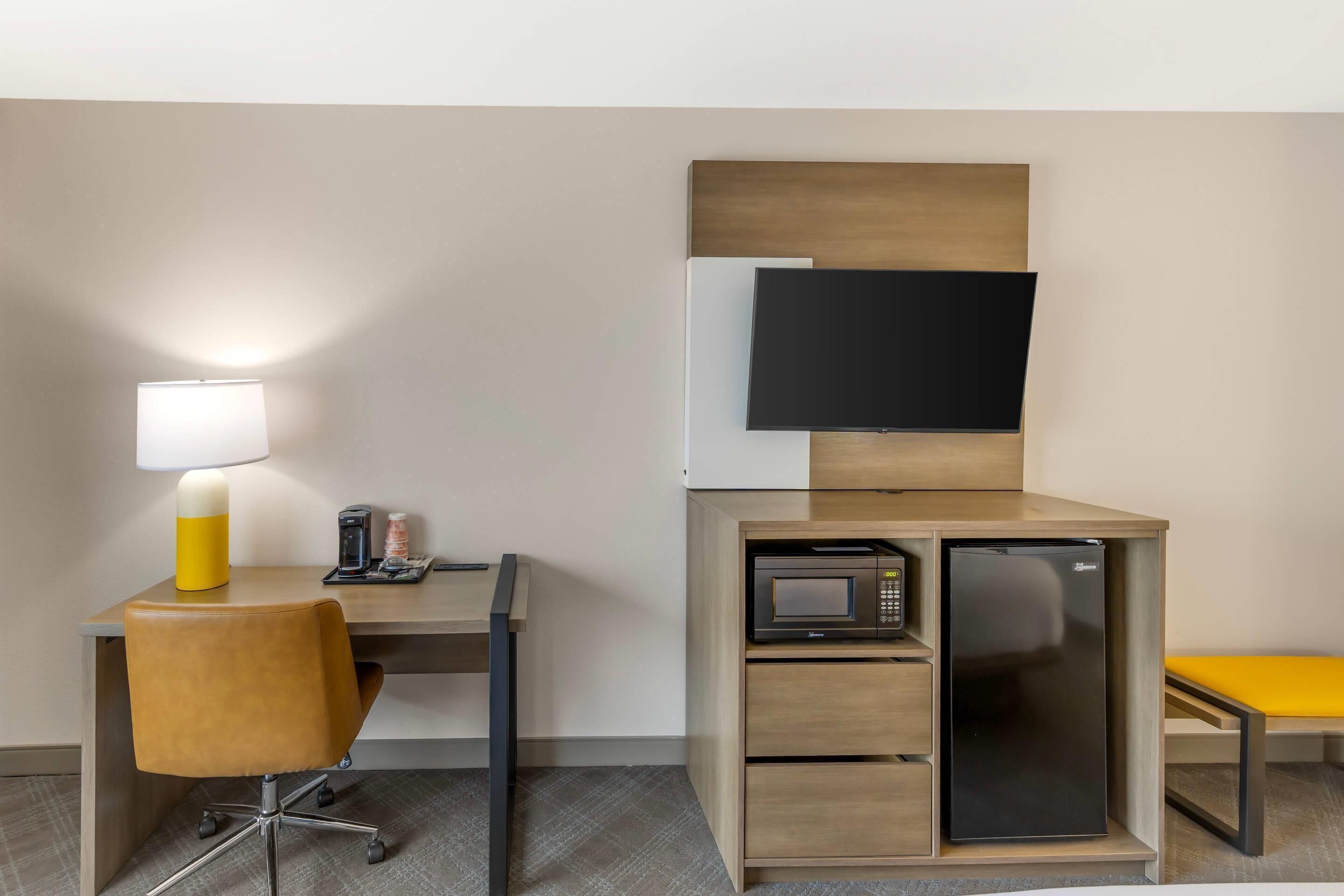 Room, 1 King Bed, Accessible, Non Smoking | Desk, iron/ironing board, WiFi (free), bed sheets