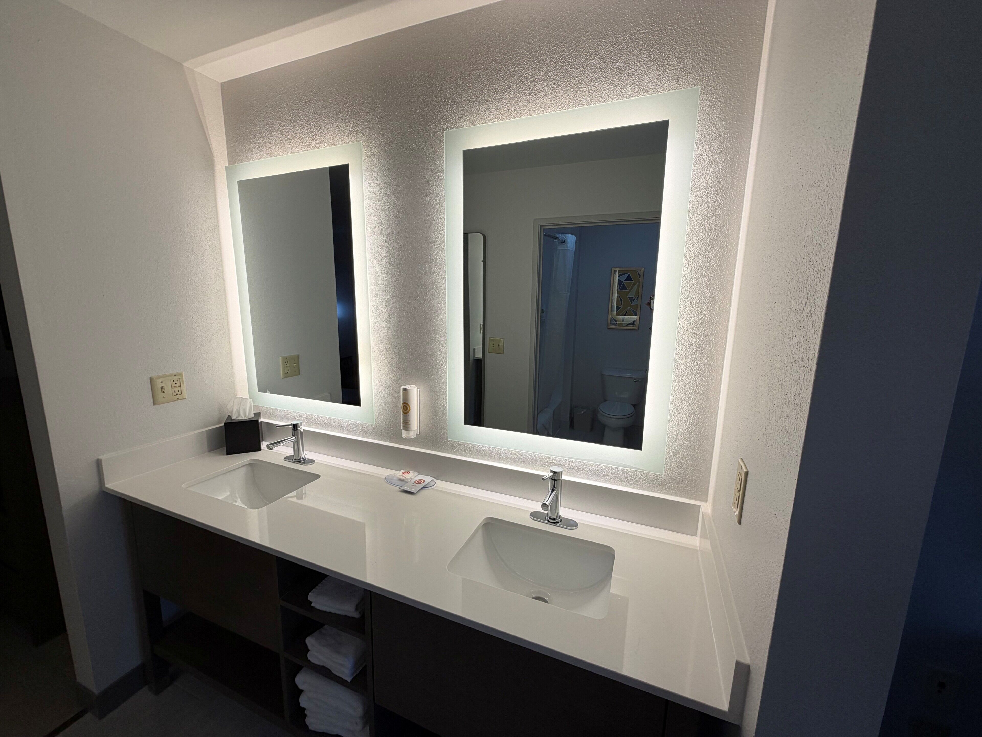 Combined shower/bathtub, hair dryer, towels