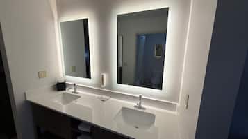 Combined shower/bathtub, hair dryer, towels
