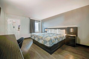 Individually decorated, individually furnished, desk, blackout curtains - Motel 6 Atlanta, GA - Midtown (Atlanta)