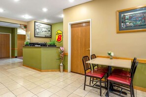 Lobby - Super 8 by Wyndham Goshen (Goshen)