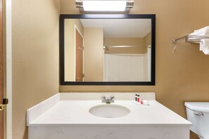 Ensemble baignoire-douche, articles de toilette (gratuits)