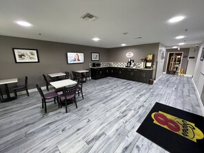 Breakfast area - Super 8 by Wyndham Lake Charles/Sulphur (Lake Charles)