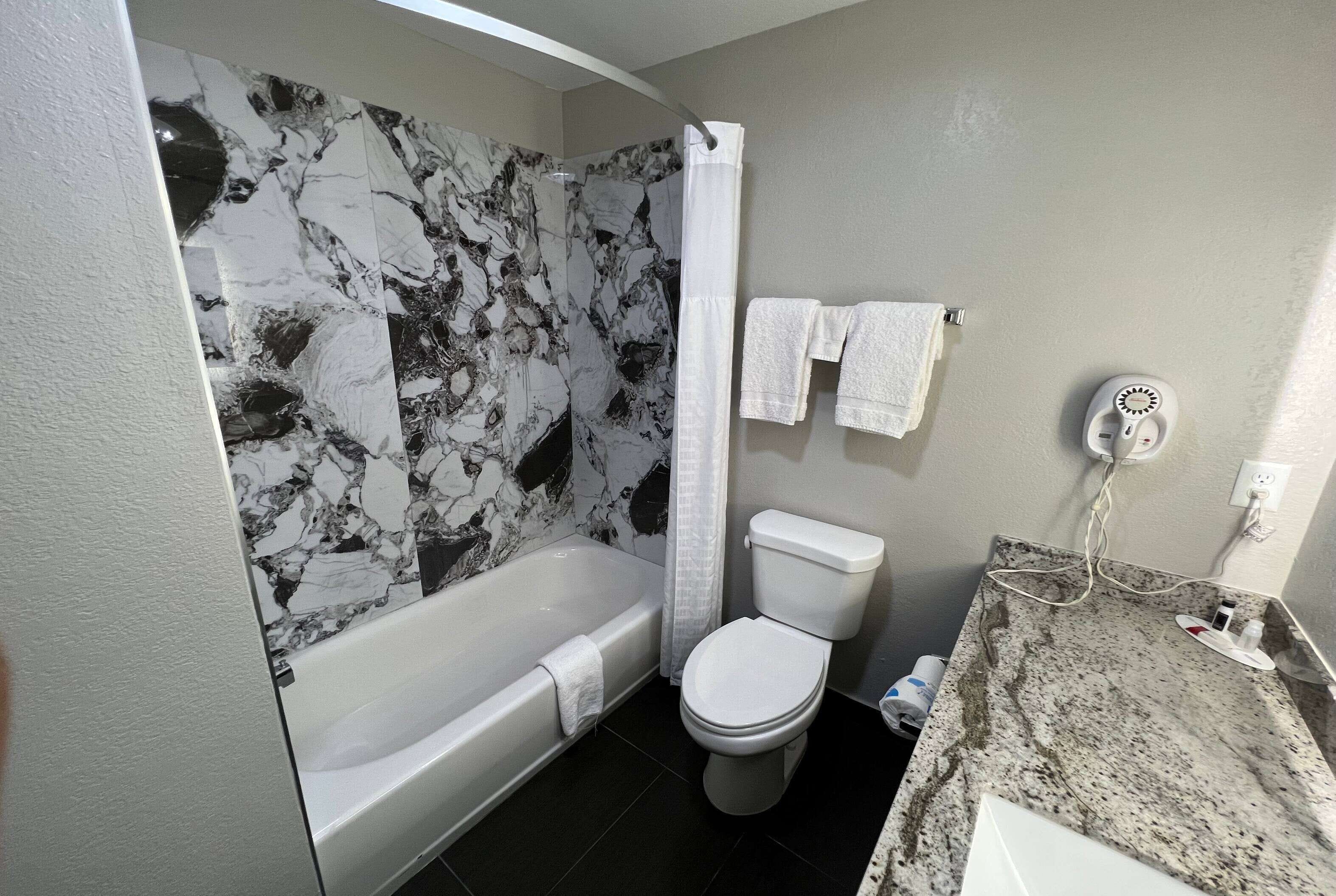 Combined shower/bathtub, free toiletries, hair dryer, towels