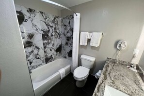 Duschwanne, kostenlose Toilettenartikel, Haartrockner, Handtücher