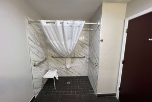 Standardzimmer, 1 Queen-Bett, barrierefrei | Badezimmer | Duschwanne, kostenlose Toilettenartikel, Haartrockner, Handtücher