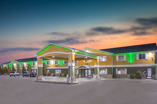 Exterior - Super 8 by Wyndham Bedford (Bedford)