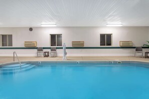 Piscine intérieure, chaises longues