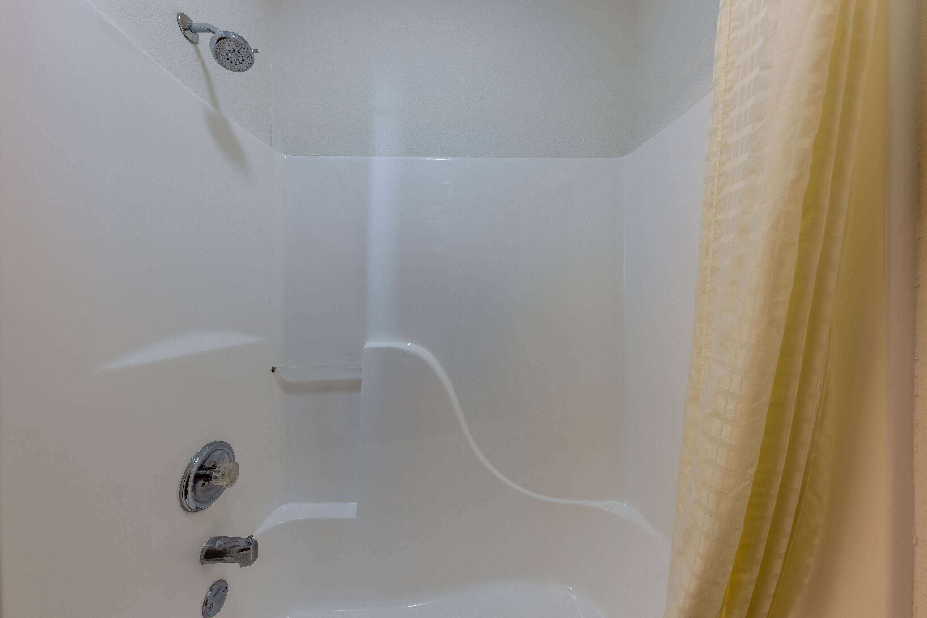 Ensemble douche/baignoire, articles de toilette gratuits, sèche-cheveux
