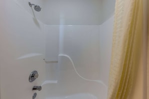Bañera con ducha, artículos de tocador gratuitos, secador de pelo