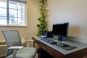 Business center - Super 8 by Wyndham De Soto (De Soto)