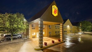 Un hotel Super 8 con un techo triangular característico y un cartel que indica su nombre y número.