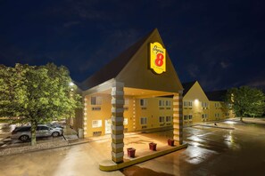 Exterior - Super 8 by Wyndham De Soto (De Soto)