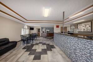 Lobby - Super 8 by Wyndham De Soto (De Soto)