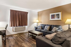 Escritorio, wifi gratis y ropa de cama 