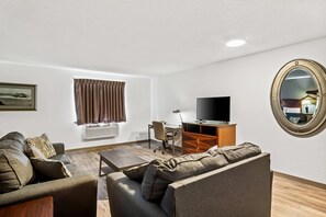 Suite, 1 Queen Bed with Sofa bed, Accessible, Non Smoking | Desk, free WiFi, bed sheets - Econo Lodge Inn & Suites Auburn (Auburn)