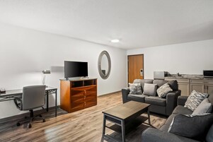 Escritorio, wifi gratis y ropa de cama 