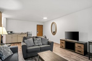 Standard Room, 1 King Bed, Non Smoking, Jetted Tub