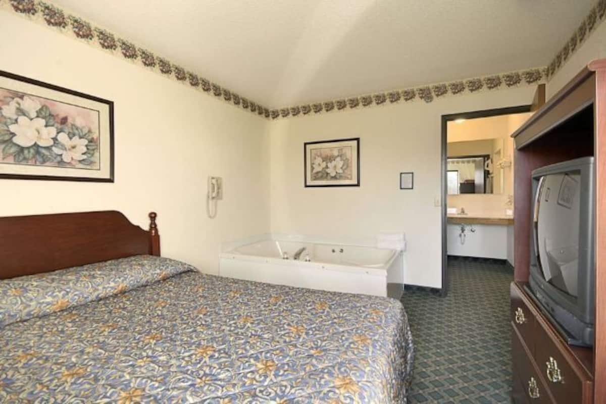 Laptop workspace, iron/ironing board, free cribs/infant beds