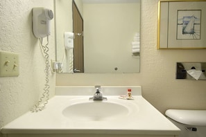 Ensemble baignoire-douche, articles de toilette (gratuits)