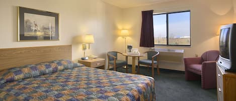 Espacio para trabajar con laptop y tabla de planchar con plancha