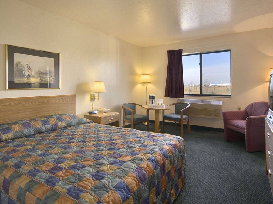 Laptop workspace, iron/ironing board, free cribs/infant beds