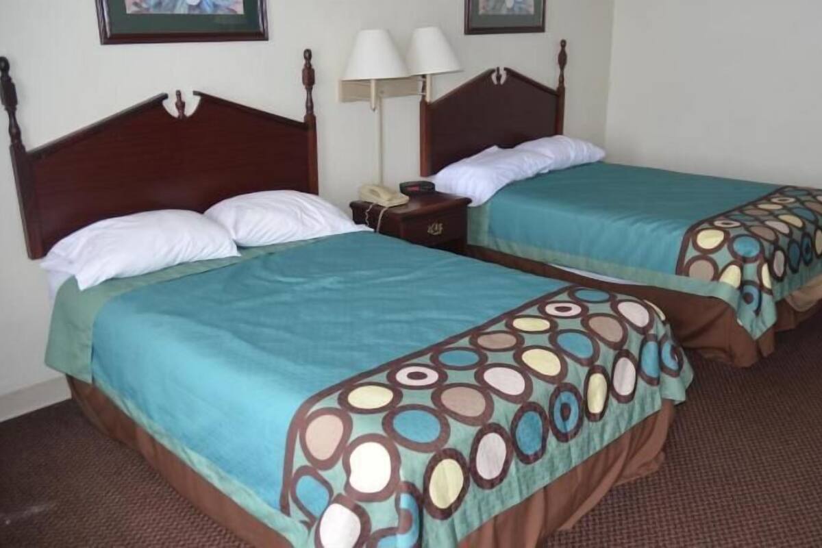 Desk, laptop workspace, iron/ironing board, free WiFi