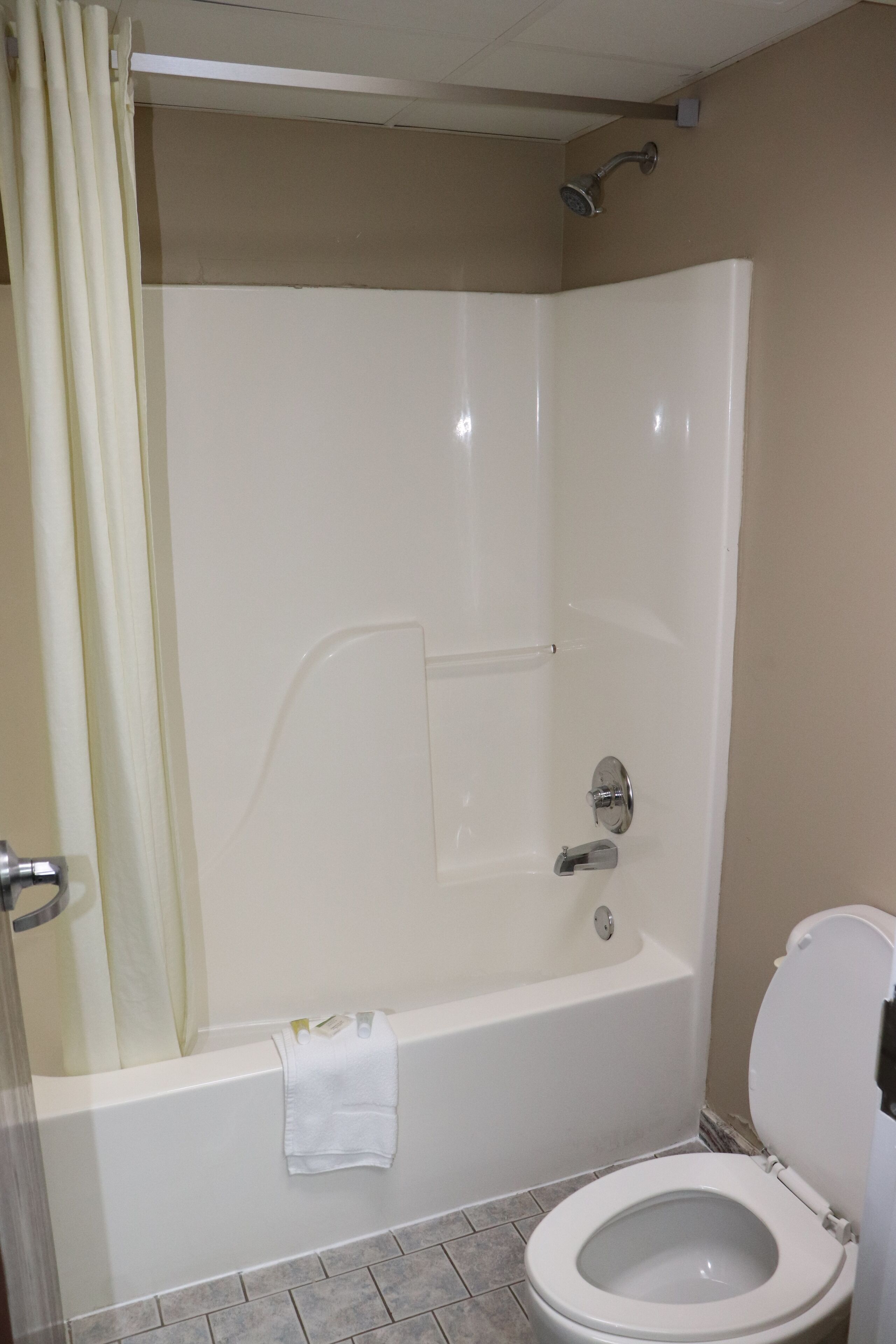Bañera con ducha, secador de pelo, toallas