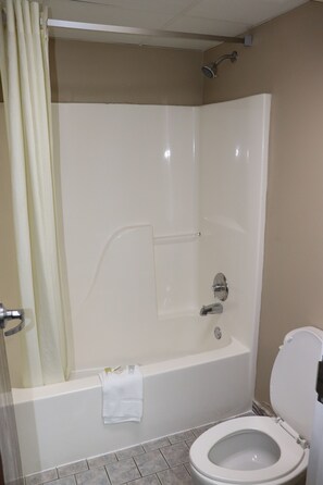 Combined shower/tub, hair dryer, towels
