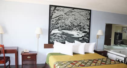 Super 8 by Wyndham Clarksville East