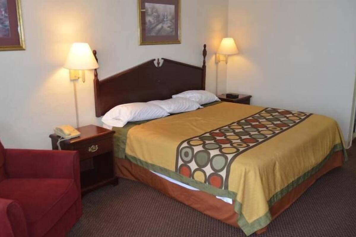 Desk, laptop workspace, iron/ironing board, free WiFi